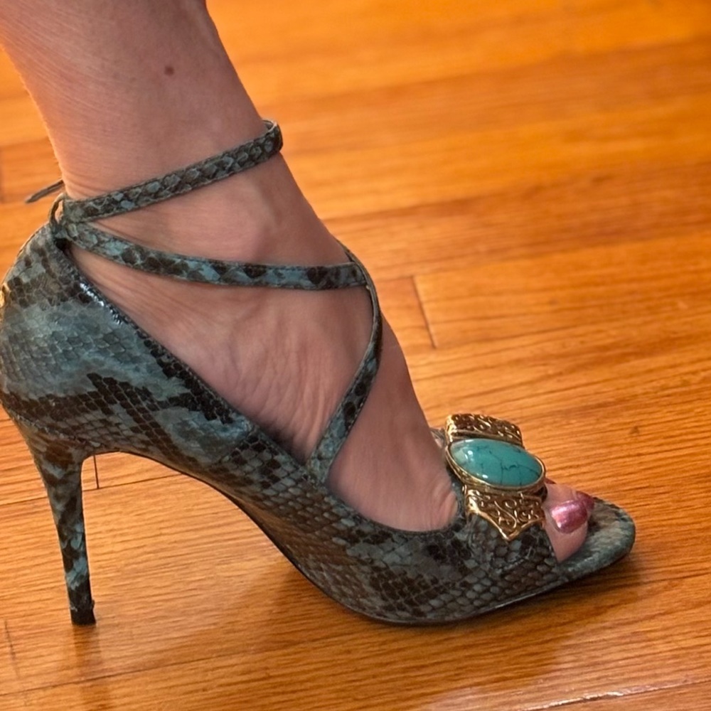 BCBG heel turquoise snake skin with turquoise stone /gold embellishment
